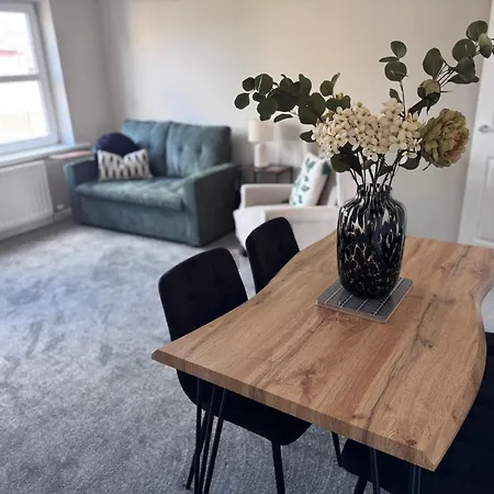 Hodgson Close, Town Centre, Free Parking Apartment *