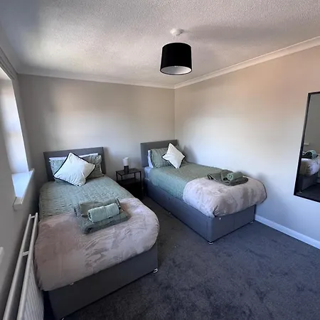 Hodgson Close, Town Centre, Free Parking Apartment *