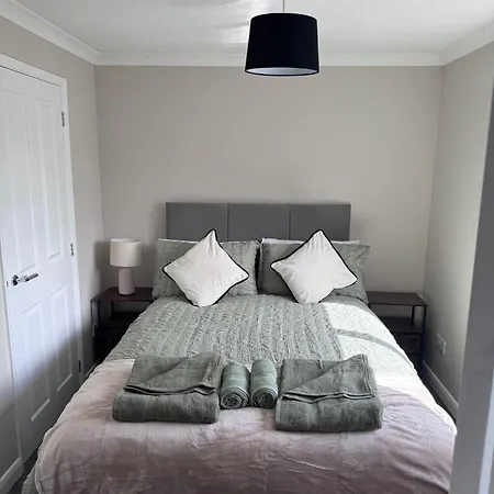 Hodgson Close, Town Centre, Free Parking Apartment