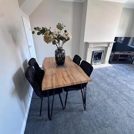 Hodgson Close, Town Centre, Free Parking Apartment *